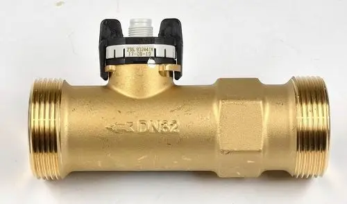 Durchflusssensor in Messing mit Anschlussgewinde, ausgestattet mit einem Zähler und Anzeigeinheit. Produkt von Remko zur Messung von Wasser- oder Flüssigkeitsdurchsatz.