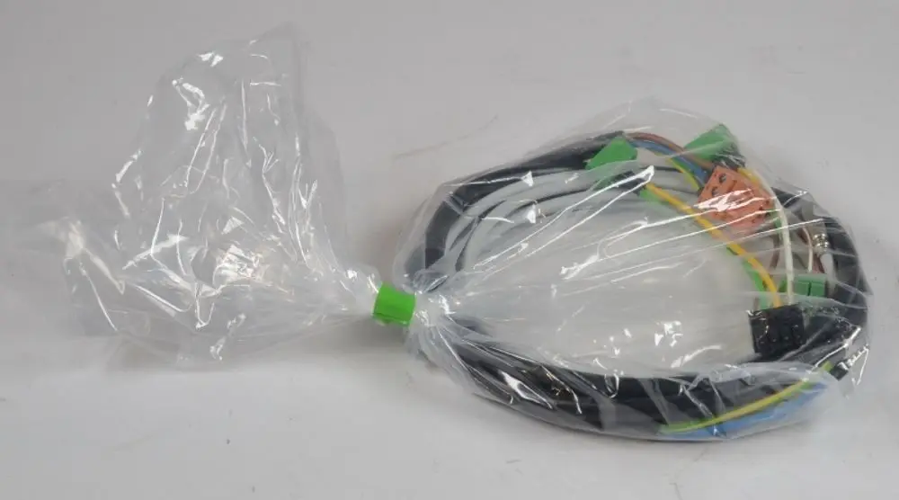 Verpackter Kabelbaum mit mehreren farbigen Anschlusskabeln, bereit zur Verwendung in Remko Geräten. Transparentes Kunststoffmaterial umhüllt die Kabel.