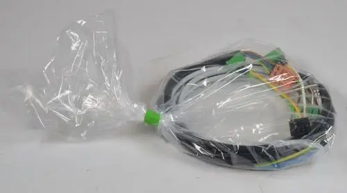 Verpackter Kabelbaum mit mehreren farbigen Anschlusskabeln, bereit zur Verwendung in Remko Geräten. Transparentes Kunststoffmaterial umhüllt die Kabel.