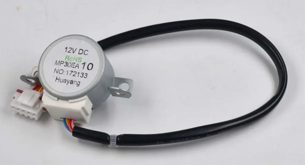 12V DC Motor mit quadratischem Gehäuse und mehreren Kabeln, hergestellt von Remko, geeignet für verschiedene Anwendungen in Geräten und Maschinen.