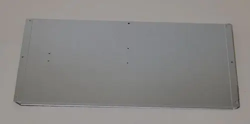 Verkleidungsteil aus Metall mit glatter Oberfläche, möglicherweise von Remko, zur Montage in einem technischen Kontext. Mehrere Bohrlöcher zur Befestigung sind sichtbar.
