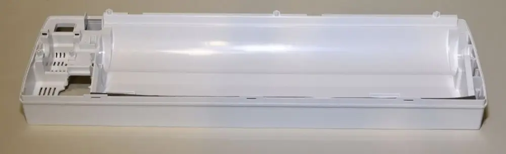 Weiße Kunststoffrückwand von Remko, designed für die Integration in Heizsysteme, verfügt über eine hohle Struktur zur Unterbringung technischer Komponenten.