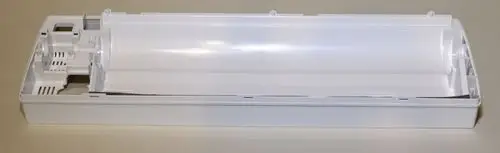 Weiße Kunststoffrückwand von Remko, designed für die Integration in Heizsysteme, verfügt über eine hohle Struktur zur Unterbringung technischer Komponenten.