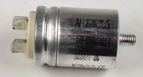 Kondensator von Remko, zylindrischer Metallkörper mit zwei Anschlussstiften und Gewinde, beschriftet mit technischen Spezifikationen.