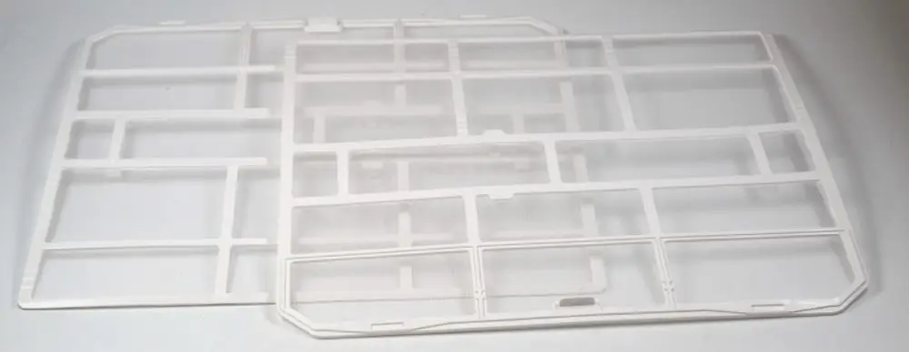 Zwei weiße Luftfilter aus Kunststoff, stapelbar, mit rechteckigen Ausschnitten. Produkt von Remko, geeignet für die Lüftungsanlage.