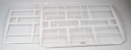Zwei weiße Luftfilter aus Kunststoff, stapelbar, mit rechteckigen Ausschnitten. Produkt von Remko, geeignet für die Lüftungsanlage.