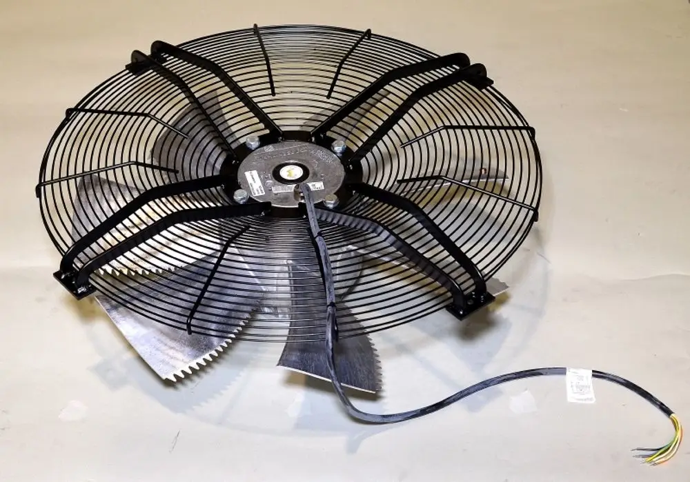 Axialventilator von Remko, mit einem großen Metallnetz und mehreren beweglichen Lüfterblättern, ausgestattet mit einem Kabel zur elektrischen Verbindung.