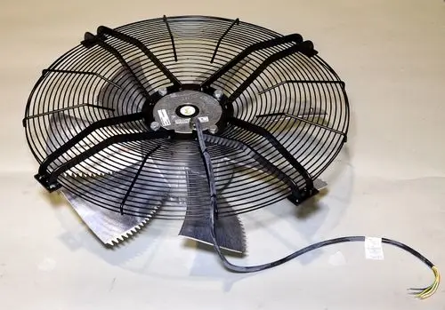 Axialventilator von Remko, mit einem großen Metallnetz und mehreren beweglichen Lüfterblättern, ausgestattet mit einem Kabel zur elektrischen Verbindung.