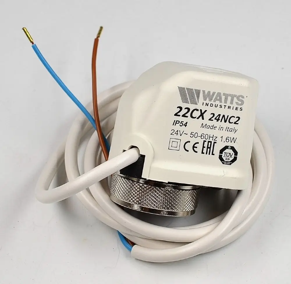 Ventilkopf mit elektrischen Anschlüssen in einem weißen Gehäuse, versehen mit der Marke Remko. Es sind zwei farbige Kabel sichtbar, die aus dem Gerät herausführen.