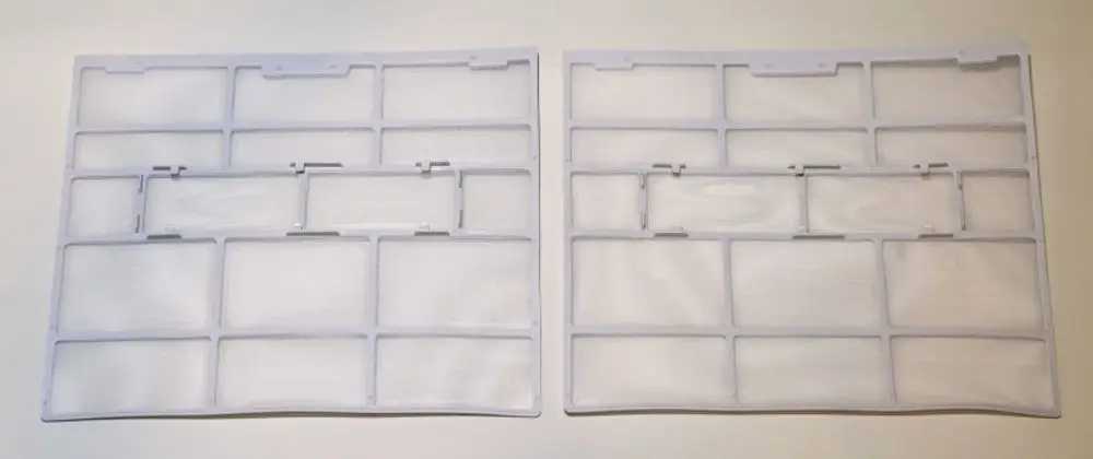 Zwei transparente Kunststoff-Luftfilter mit mehreren rechteckigen Öffnungen, geeignet für Remko-Geräte. Filter sind auf einer weißen Fläche angeordnet.