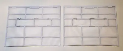 Zwei transparente Kunststoff-Luftfilter mit mehreren rechteckigen Öffnungen, geeignet für Remko-Geräte. Filter sind auf einer weißen Fläche angeordnet.