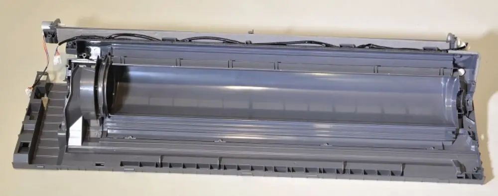 Gehäusekomponente mit transparenter Kondenstwanne, möglicherweise für Remko Klimageräte. Sichtbare Anschlussleitungen und strukturiertes Innendesign.