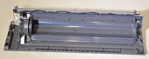 Gehäusekomponente mit transparenter Kondenstwanne, möglicherweise für Remko Klimageräte. Sichtbare Anschlussleitungen und strukturiertes Innendesign.