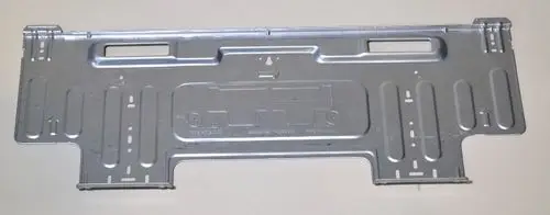 Wandhalterung aus Metall in silberner Farbe, möglicherweise von Remko, mit mehreren Aussparungen und Löchern zur Befestigung an Wänden oder anderen Oberflächen.