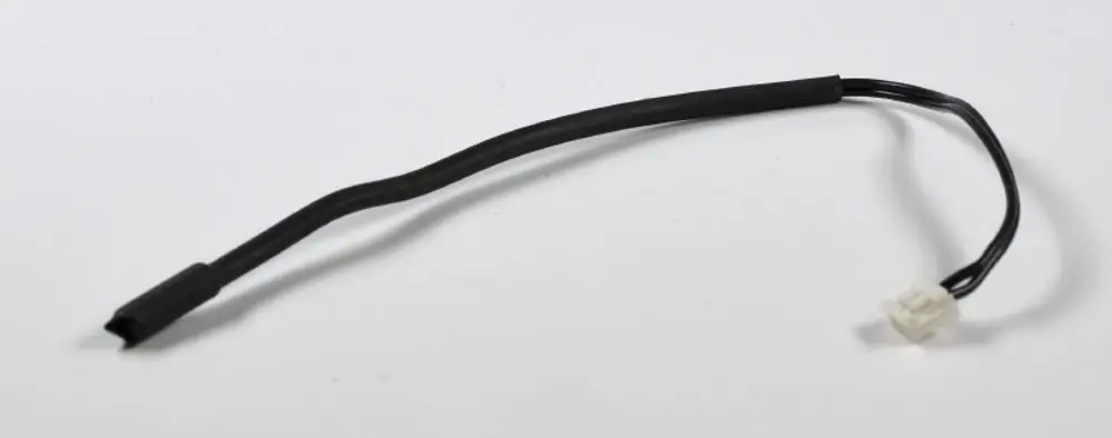 Temperaturbegrenzer mit Kabel, hergestellt von Remko, zeigt einen isolierten Kabelstrang mit einem weißen Steckverbinder am Ende.