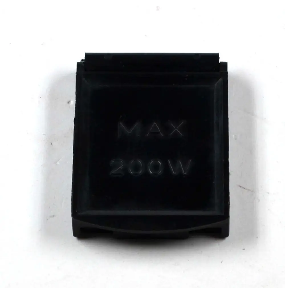 Steckdosendeckel von Remko, schwarz, mit der Aufschrift „MAX 200W“ auf der Vorderseite. Geeignet zum Abdecken von Steckdosen.