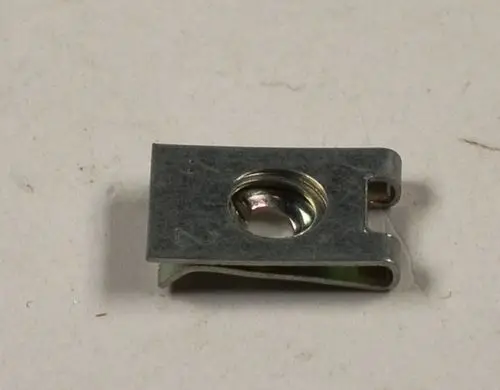 Remko Befestigungsklammer aus Metall, flach mit einem runden Loch in der Mitte, um an Oberflächen befestigt zu werden.