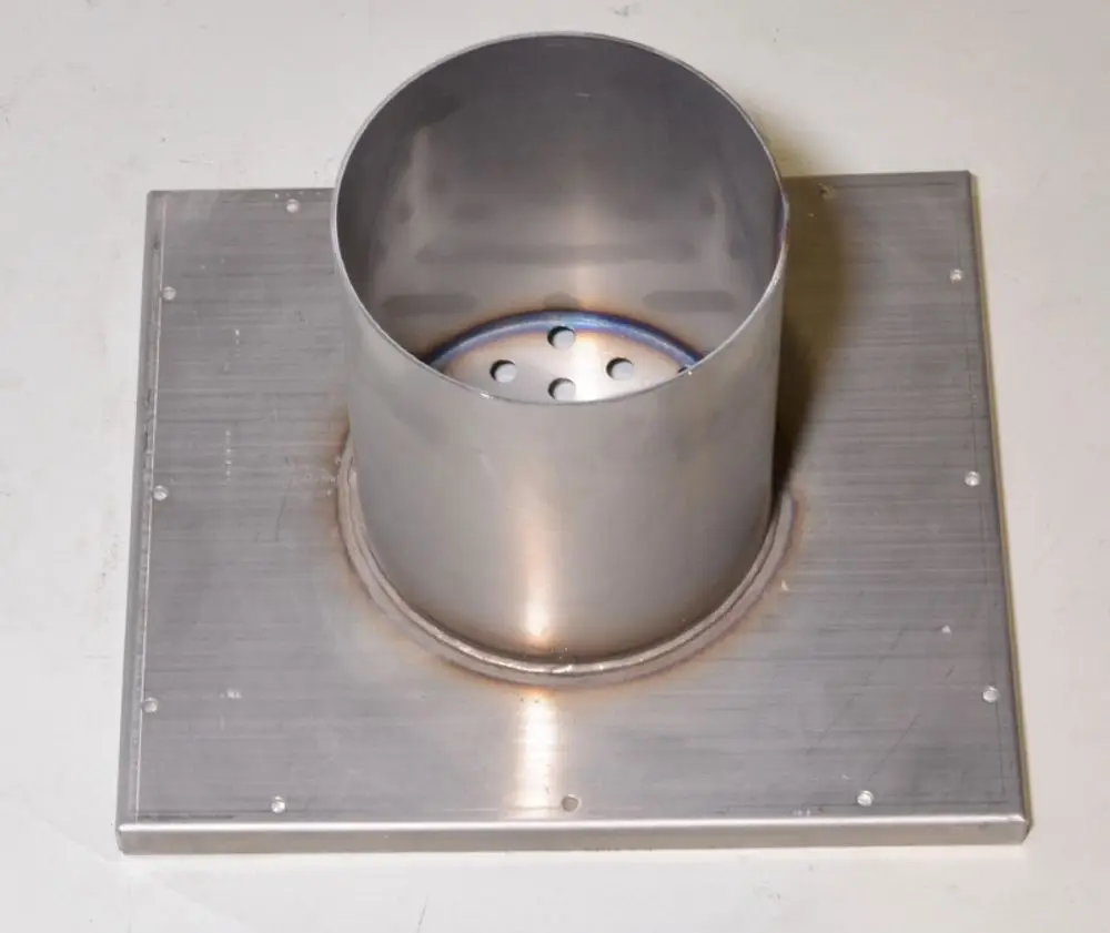 Revisionsdeckel mit Abgasstutzen aus Metall. Die Montageplatte zeigt mehrere Löcher zur Befestigung. Produkt von Remko, geeignet für technische Anwendungen.