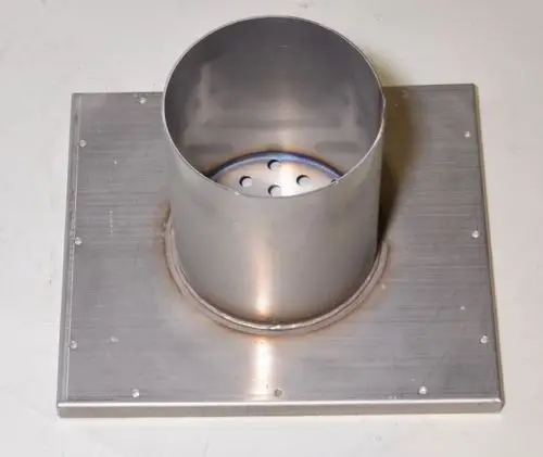 Revisionsdeckel mit Abgasstutzen aus Metall. Die Montageplatte zeigt mehrere Löcher zur Befestigung. Produkt von Remko, geeignet für technische Anwendungen.