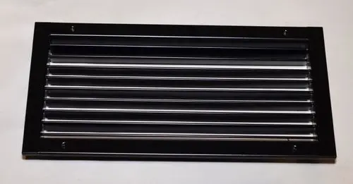Schwarz lackiertes Ausblasgitter mit horizontalen Lamellen, montierbar für Luftzirkulation. Herstellerangabe: Remko.