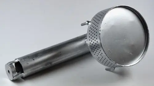 Gasbrenner von Remko, bestehend aus einem langen metallenen Rohr mit einem perforierten Kopfbereich zur Gasregulierung.