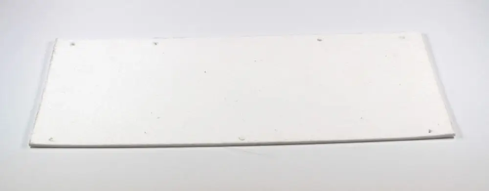 Weißes Dichtungsstück mit glatter Oberfläche und mehreren Bohrlöchern, das zur Reinigung bei Remko-Produkten verwendet wird.