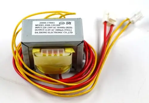 Transformator mit mehreren Anschlussdrähten. Die technischen Informationen sind auf einem Aufkleber auf der Oberseite angebracht. Hergestellt von Remko.