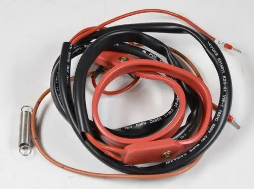Schwarze und rote Kabel mit Klemmen und einer Feder, die zum Anschluss von elektrischen Geräten oder für Prüfzwecke verwendet werden. Hersteller ist Remko.