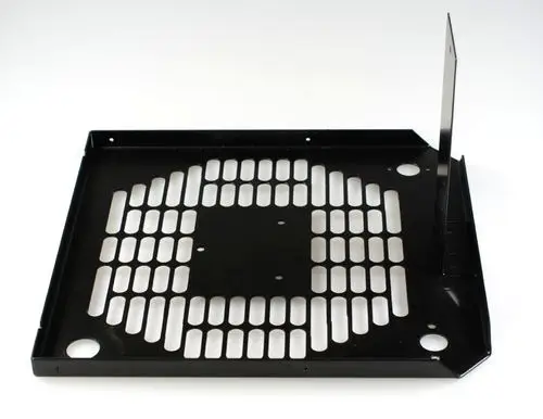Schwarzes Metallgitter mit mehreren quadratischen und rechteckigen Löchern, Teil eines Ansaugschutzsystems, möglicherweise von Remko, für den Einsatz in technischen Geräten.