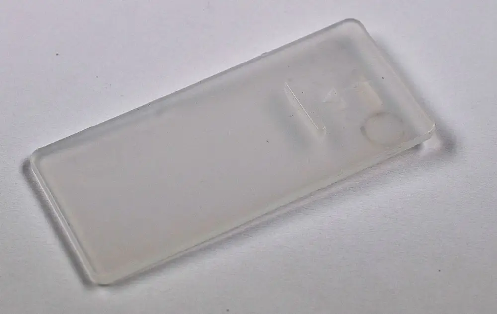 Transparente Schiebeplatte auf hellem Hintergrund. Das Produkt könnte für Remko Geräte, eventuell in der Klimaanlagen- oder Heiztechnik verwendet werden.