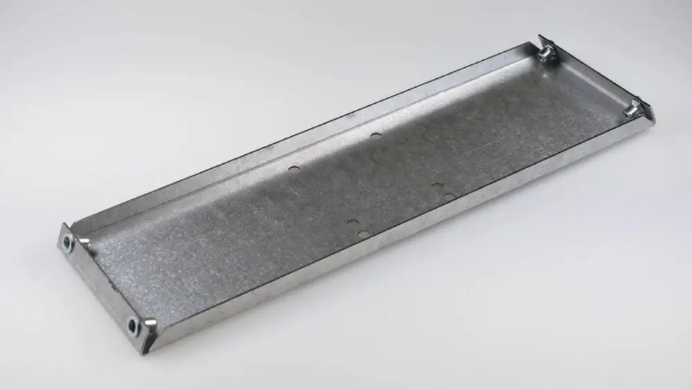 Motorträger aus verzinktem Metall von Remko, rechteckig, mit abgerundeten Ecken und Bohrungen zur Befestigung. Klar strukturierte Oberfläche ohne zusätzliche Elemente.