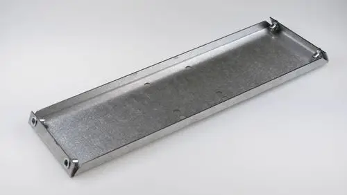 Motorträger aus verzinktem Metall von Remko, rechteckig, mit abgerundeten Ecken und Bohrungen zur Befestigung. Klar strukturierte Oberfläche ohne zusätzliche Elemente.