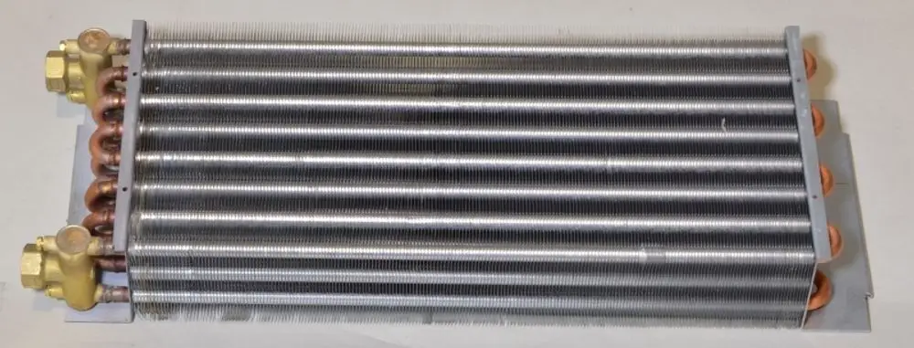 Lamellentauscher von Remko mit mehreren Kupferleitungen und Aluminiumrippen, geeignet für Wärmeübertragung in Heiz- oder Kühlanwendungen.