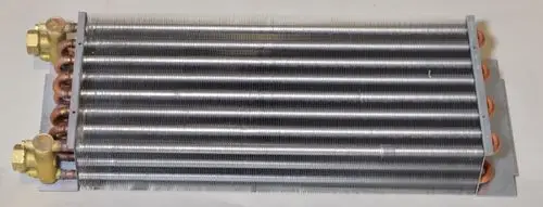 Lamellentauscher von Remko mit mehreren Kupferleitungen und Aluminiumrippen, geeignet für Wärmeübertragung in Heiz- oder Kühlanwendungen.