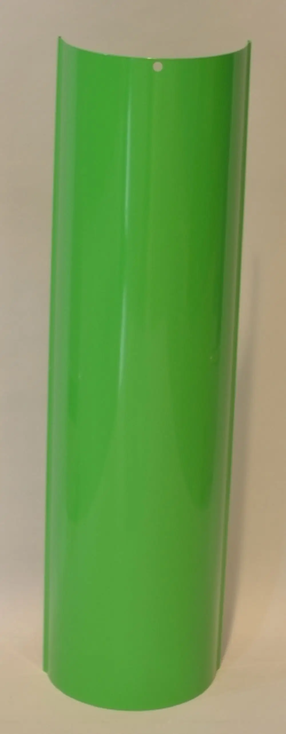 Grüner Inspektionsdeckel von Remko, zylindrische Form, mit einer Öffnung an der oberen Kante. Oberfläche glänzend und glatt.