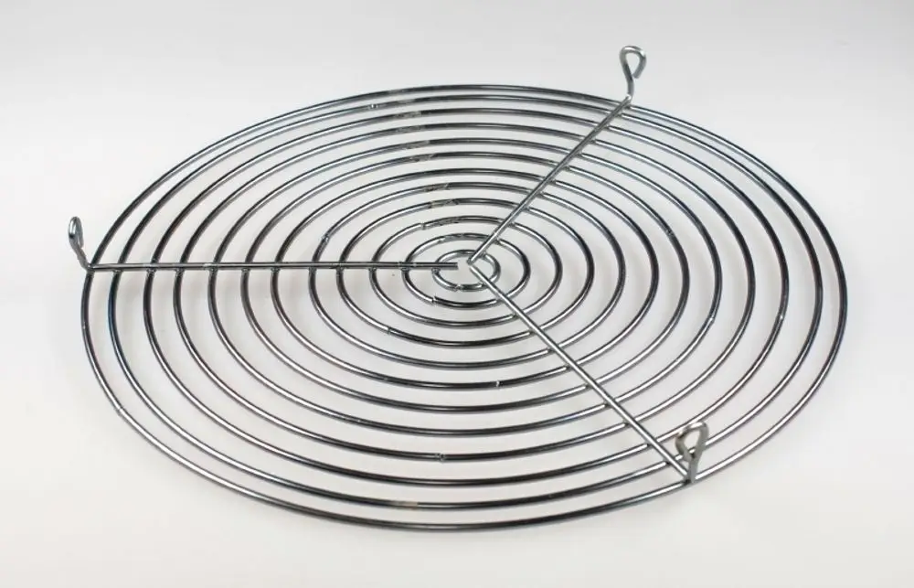 Metallisches Gitter mit spiralförmigem Design und seitlichen Haken, verwendet von Remko, zur Luftzirkulation oder als Schutz bei Ansaugöffnungen.