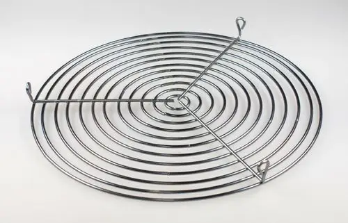 Metallisches Gitter mit spiralförmigem Design und seitlichen Haken, verwendet von Remko, zur Luftzirkulation oder als Schutz bei Ansaugöffnungen.