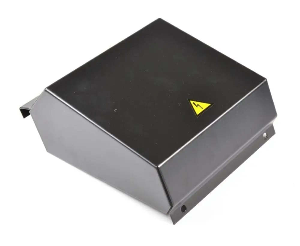 Schwarze Abdeckung mit Warnsymbol für elektrische Bereiche, hergestellt von Remko. Die Abdeckung ist flach und hat eine geneigte Form mit Befestigungslöchern.