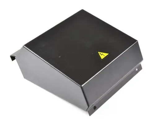 Schwarze Abdeckung mit Warnsymbol für elektrische Bereiche, hergestellt von Remko. Die Abdeckung ist flach und hat eine geneigte Form mit Befestigungslöchern.