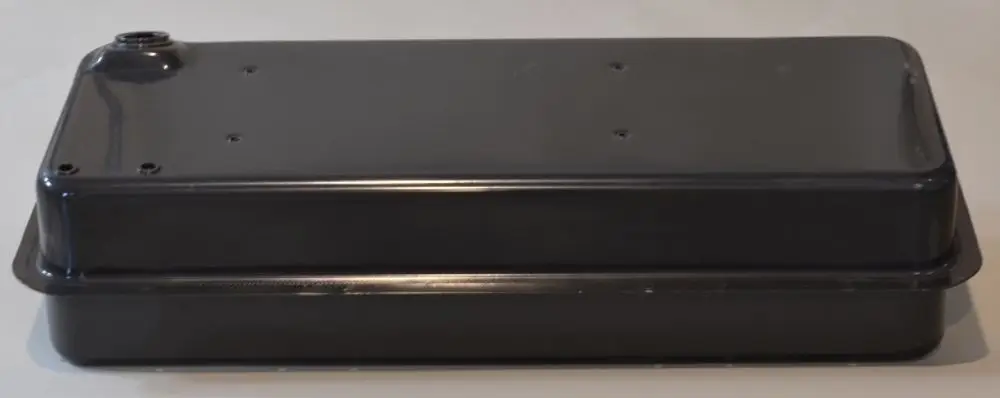 Schwarzer Brennstoffbehälter mit flacher Form und mehreren Löchern an der Oberfläche, hergestellt von Remko. Die Oberseite ist glatt und ohne sichtbare Beschriftungen.
