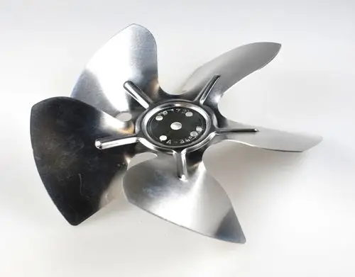 Remko-Ventilatorflügel mit einem zentralen Befestigungsloch und vier gebogenen Klingen, auf weißem Hintergrund platziert.