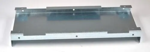Metallische Halterung mit mehreren Befestigungslöchern, geeignet für einen Kondensatbehälter, gefertigt von Remko.