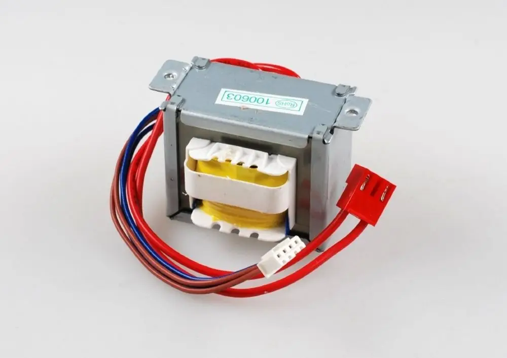 Transformator mit mehreren Anschlüssen und einem kompakten Metallgehäuse, hergestellt von Remko, für elektrische Anwendungen. Kabel sind sichtbar abgebildet.