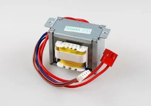 Transformator mit mehreren Anschlüssen und einem kompakten Metallgehäuse, hergestellt von Remko, für elektrische Anwendungen. Kabel sind sichtbar abgebildet.