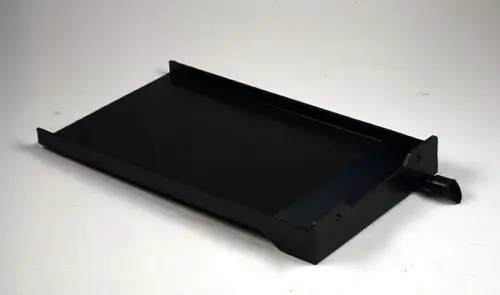 Schwarze Zusatzkondensatwanne von Remko, flaches Design mit seitlichen Erhöhungen und einem Rohranschluss auf der rechten Seite. Ideal für die Aufnahme von Kondensat.