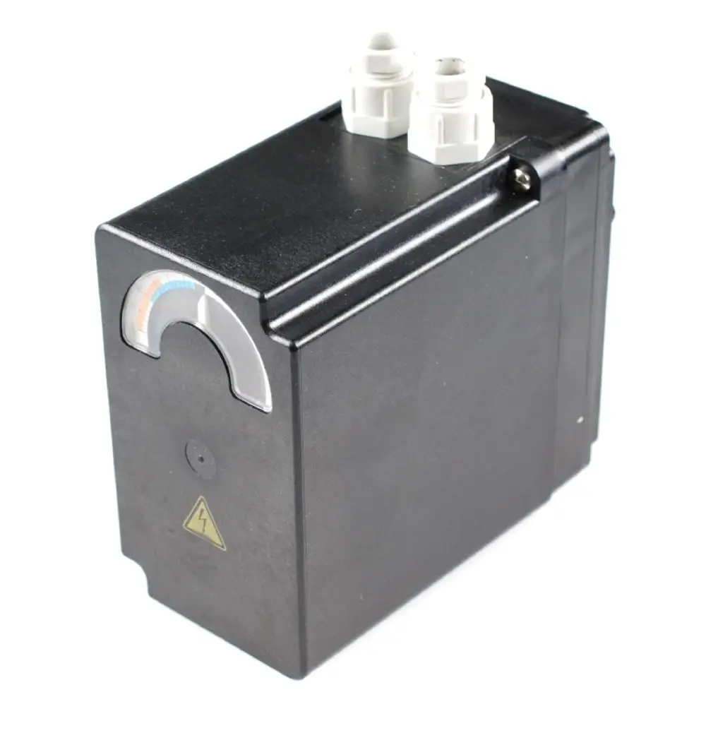 Schwarzer Stellmotor mit zwei Anschlüssen und einem Analogmessgerät auf der Oberseite, hergestellt von Remko. Geöffneten Seitenansicht, keine spezifischen Maße erkennbar.