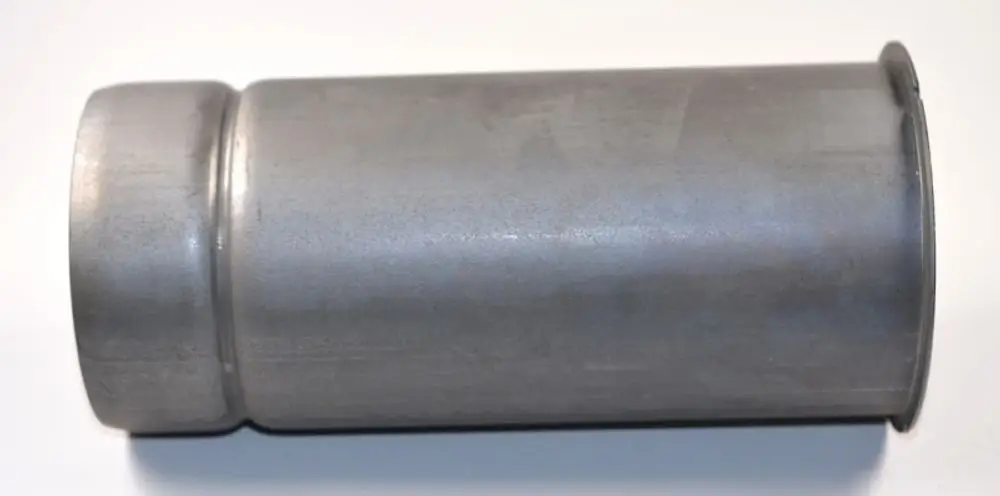 Flammrohr in grauer Metallausführung, klar erkennbar, mit einem leicht gewölbten Ende. Produkt von Remko.