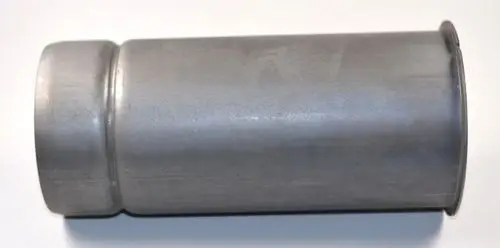 Flammrohr in grauer Metallausführung, klar erkennbar, mit einem leicht gewölbten Ende. Produkt von Remko.