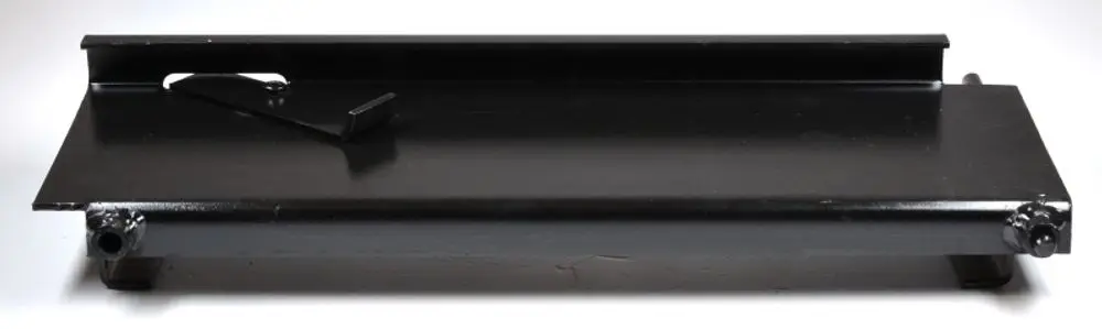 Schwarze Metallplatte mit seitlicher Halterung und zwei Anschlüssen, hergestellt von Remko. Geeignet für den Einsatz in technischen Anwendungen.