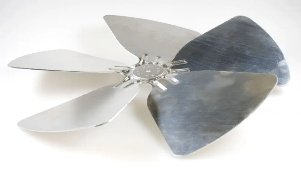 Silberner Ventilatorflügel mit vier Blättern, gefertigt aus Metall. Hersteller ist Remko. Das Design ist einfach und funktional, geeignet für verschiedene Ventilationsanwendungen.